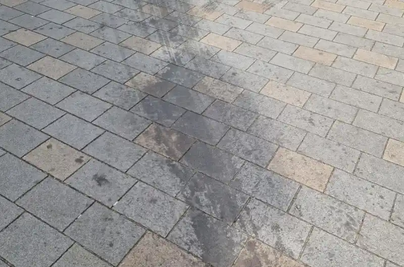 fleky na dlažbě