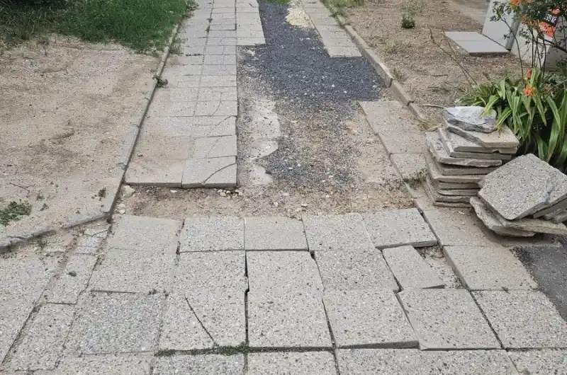 chodník Úvalská 2 směr Úvalská 26