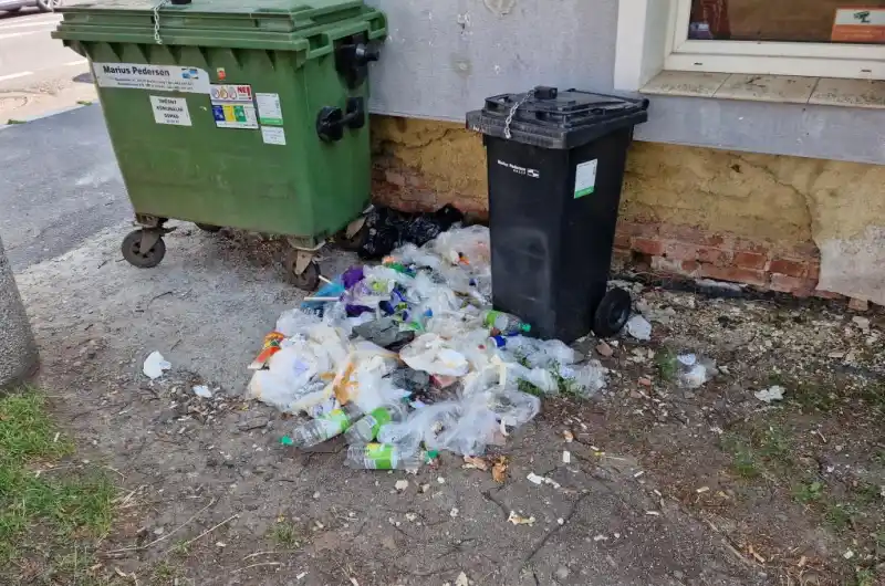 Odpadky jsou každý den mimo popelnice