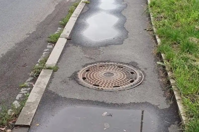 Nerovný asfaltová povrch