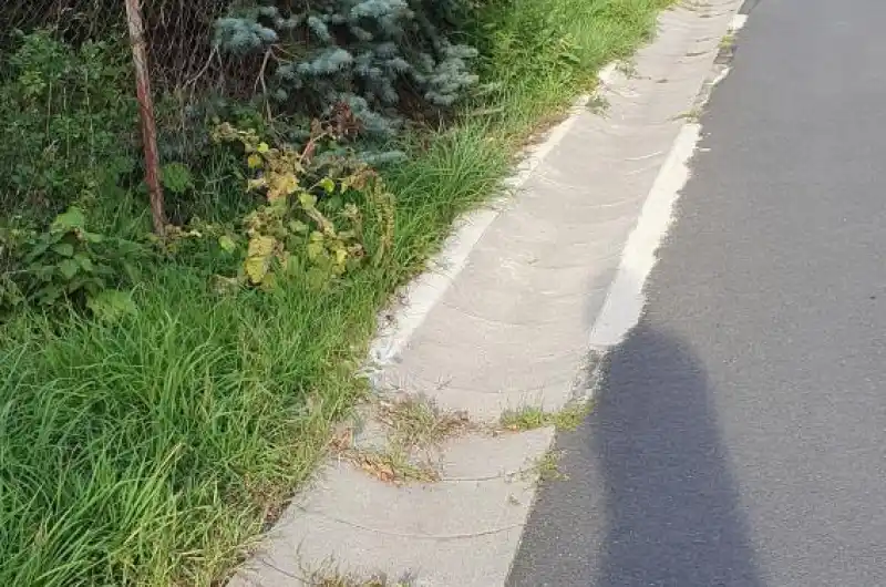 Betonové tvarovky před domem K Přehradě 338/37.