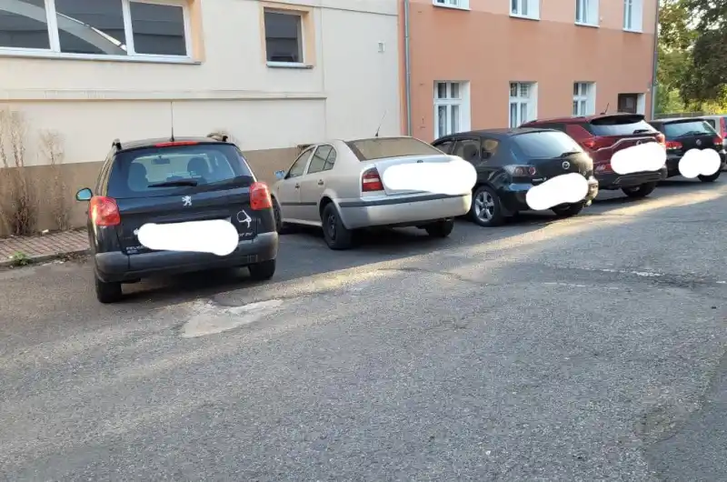 Zde můžou stát minimálně dvě auta navíc, když se neplýtvá místem