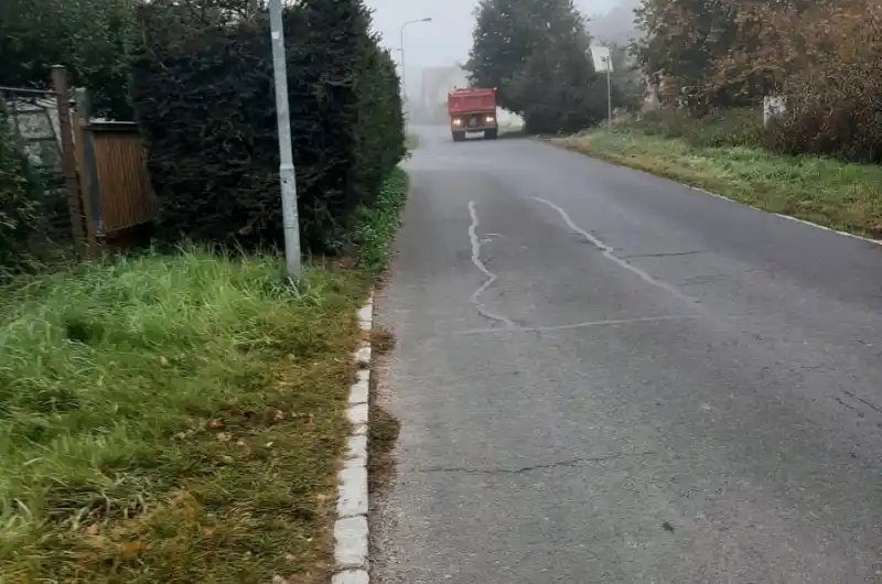 chodec nejde vidět, když auto vyjíždí z ul.Třeboňská, a zároveň pokud jede auto od "myší díry" nemá chodec kam uhnout.