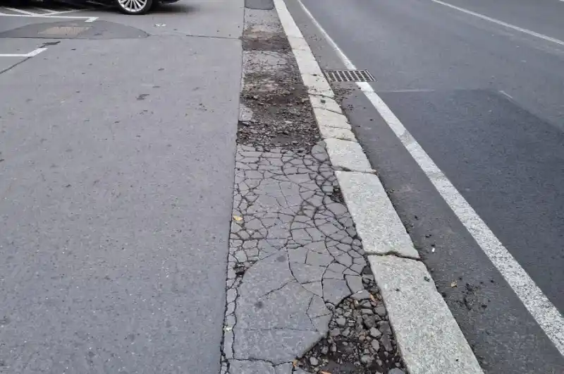 chodník, který využívají maminky s kočárky a pacienti...