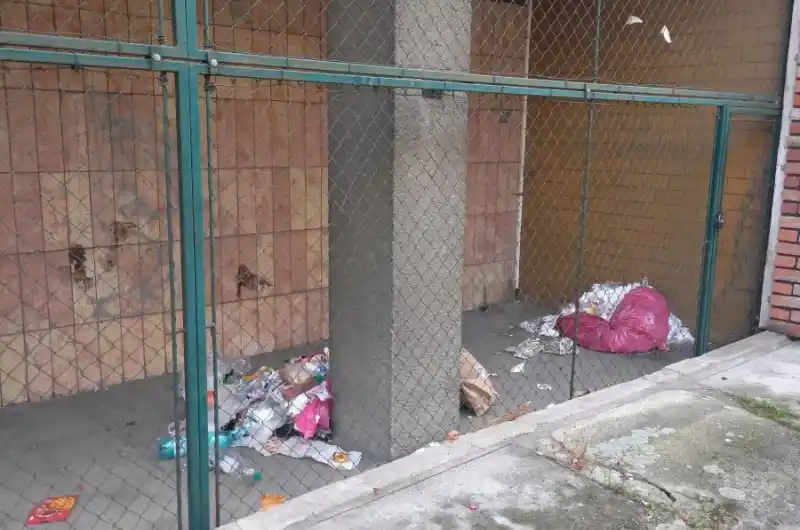 Odpad a poničené oplocení 