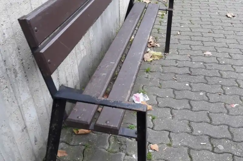 2. foto rozbité lavičky