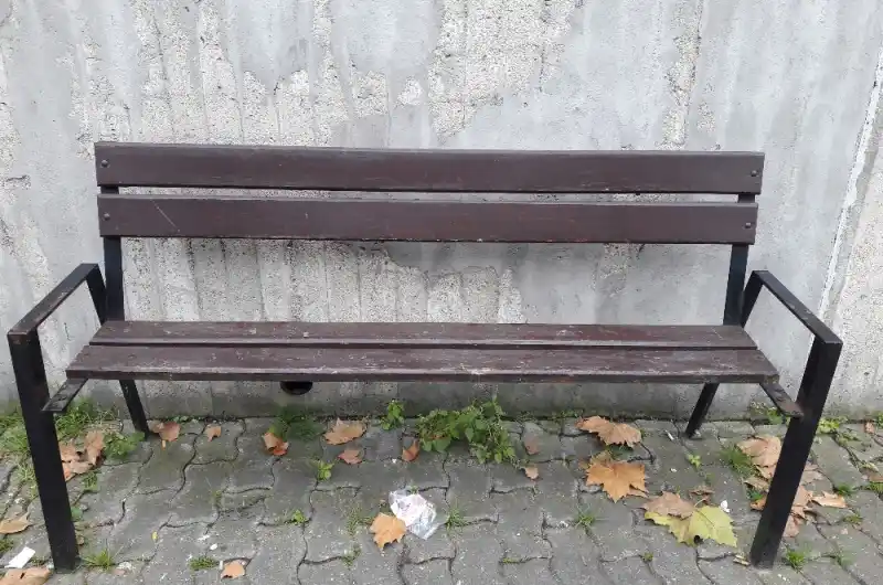 foto rozbité lavičky