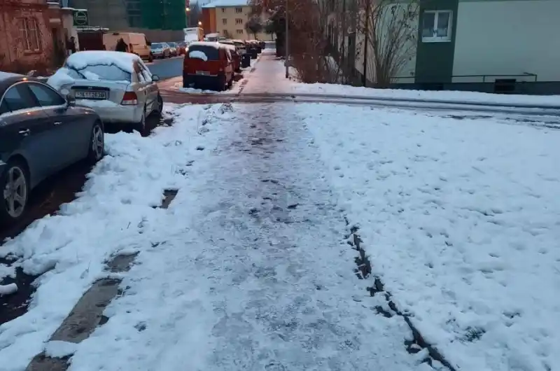 ulice Šumavská k Moskevské - neuklizena