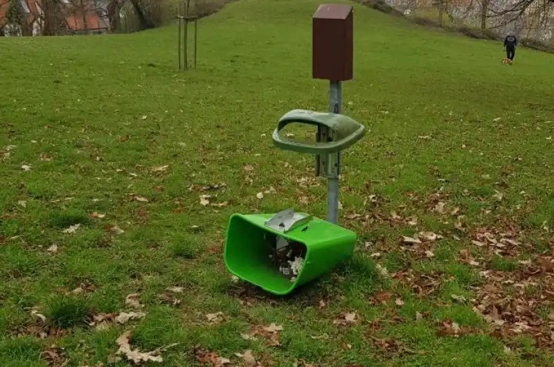 Zdemolovaný koš