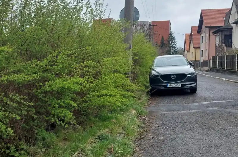 prořez směrem do silnice