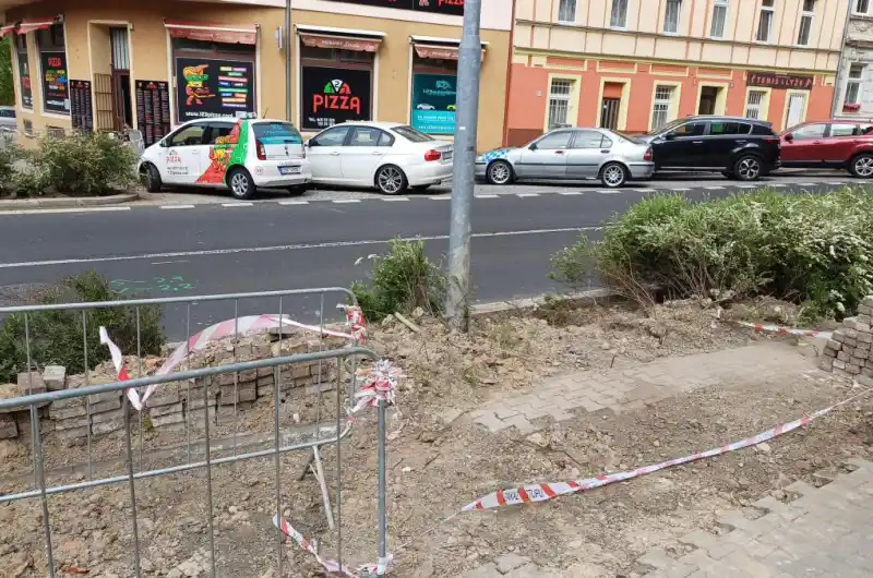 Zničená zeleň + zabezpečení proti úrazu.
