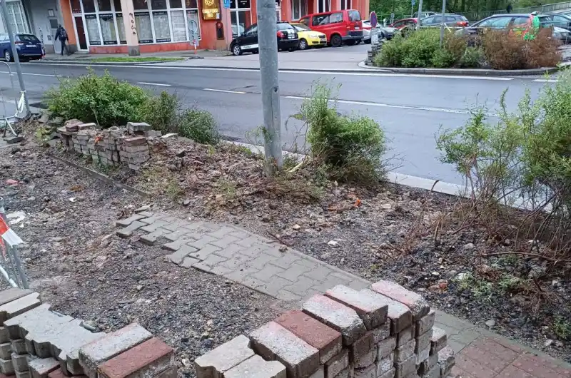 Zničená zeleň + zabezpečení proti úrazu.