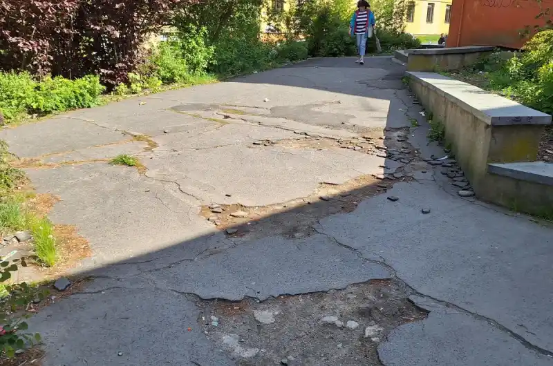 Rozbitý  chodník 
