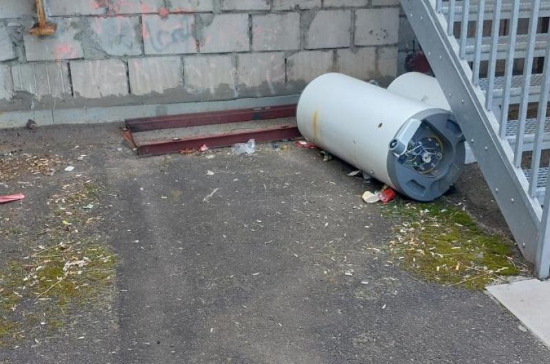 Horní schodiště a skládka pod ním