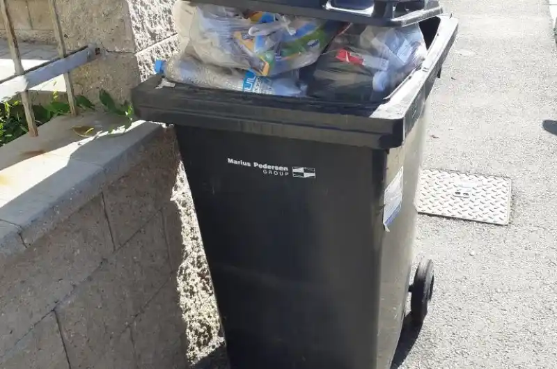 popelnice na chodníku