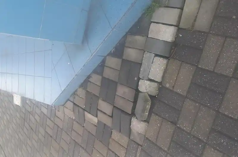 zvedlý terén