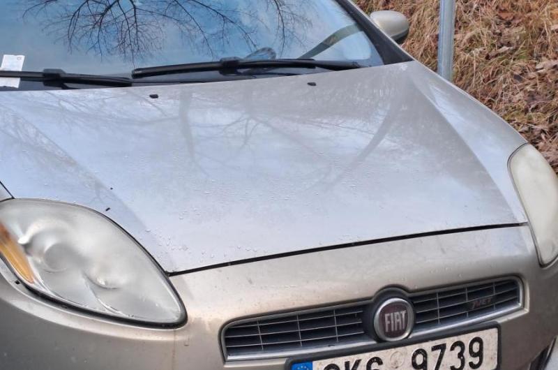 Auto stojí ve Svahové ulici  několik týdnů, je bez povolenky, označené od policie