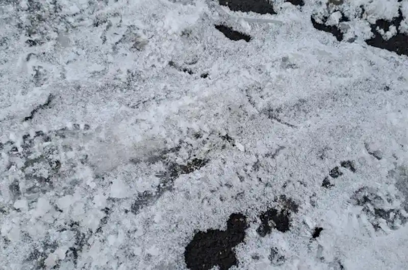 hrozí nebezpečí uklouznutí a zranění, nesjízdné pro kolo nebo kočárek