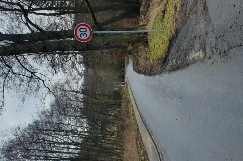 Vymletá krajnice z důvodu špatně provedeného odvodnění komunikace.