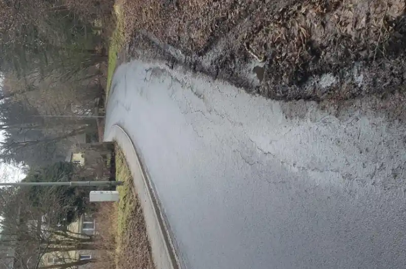 Vymletá krajnice z důvodu špatně provedeného odvodnění komunikace.