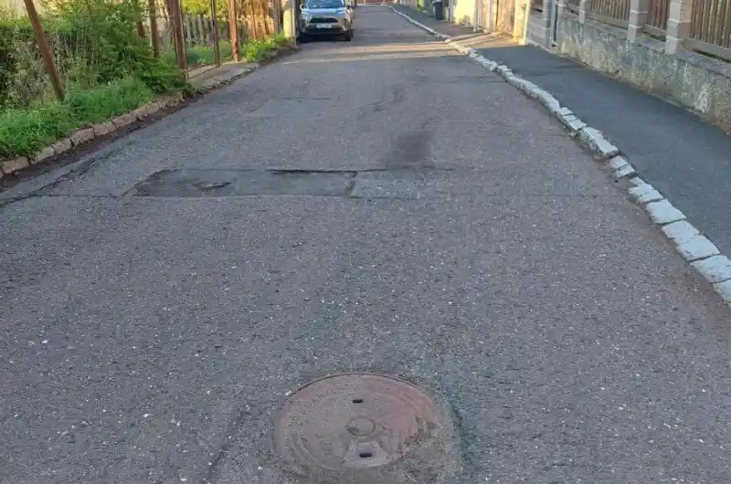 rozbité obrubníky