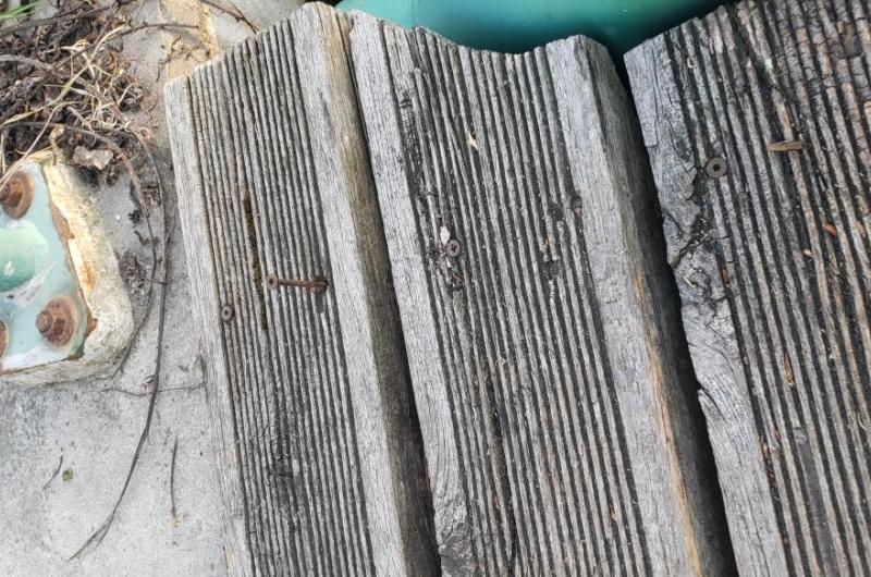 šrouby jsou volné brzy nebude možno most přejit.Drevo se hýbe 