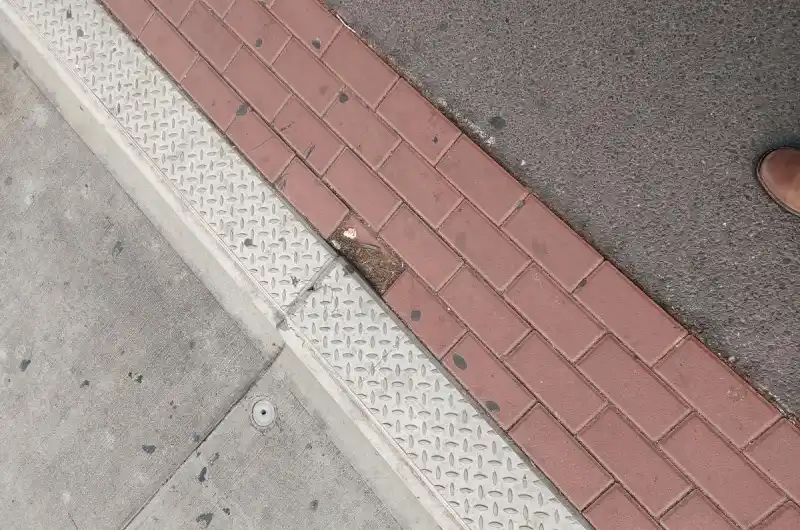 Propadlá dlažba