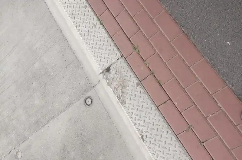 Vydrolený okraj nàstupiště