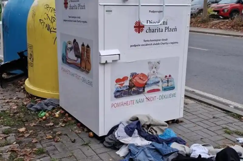 kontejner PŘED zastávkou TRUHLÁŘSKÁ 6.11.2025 