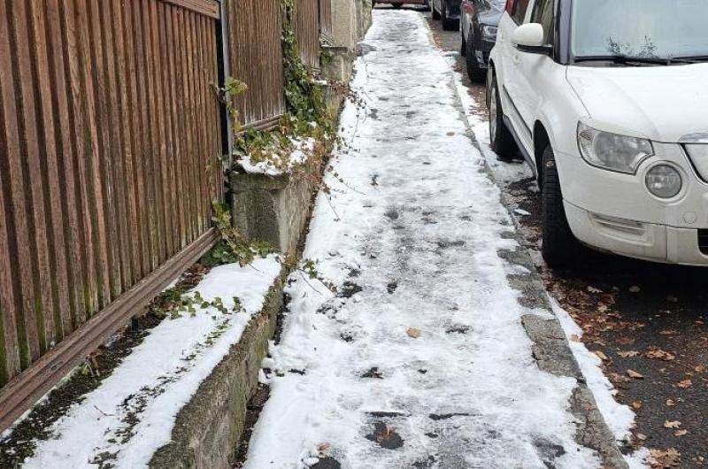 neodklizený sníh na chodníku v ul. Tyršova
