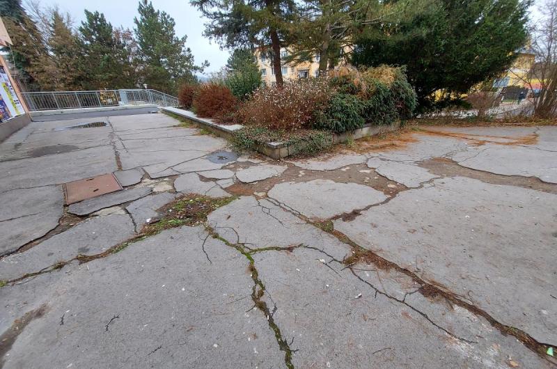 Rozbitý povrch chodníku