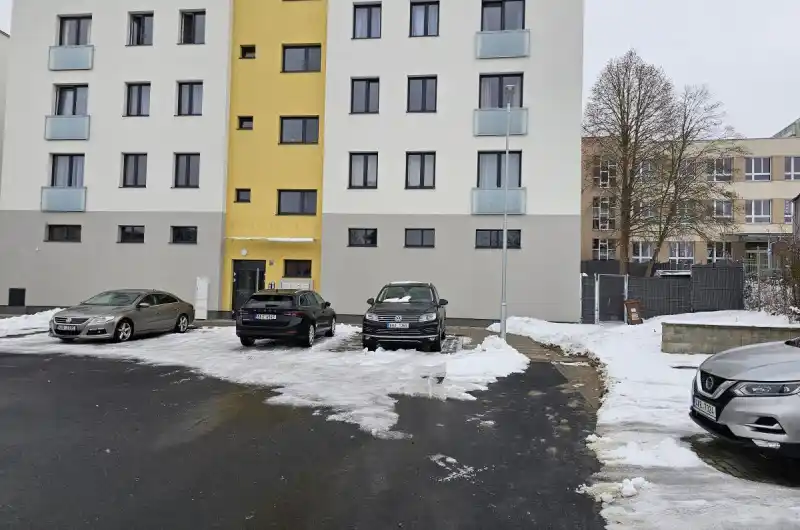 Sypač vyrývá zeminu při odklízení sněhu