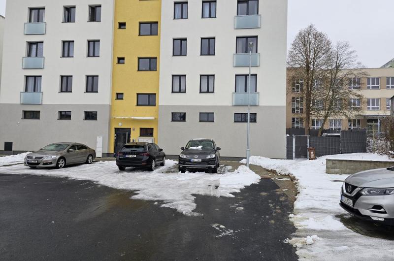 Sypač vyrývá zeminu při odklízení sněhu