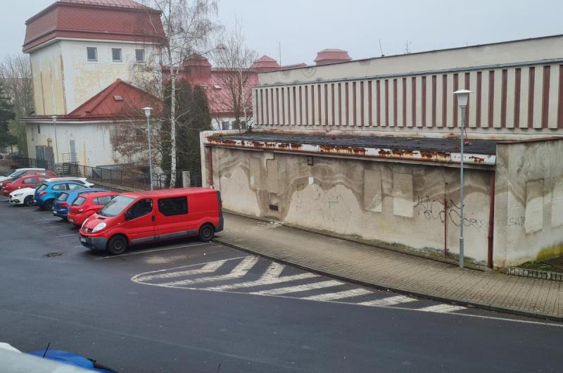 Zadní strana od parkoviště.