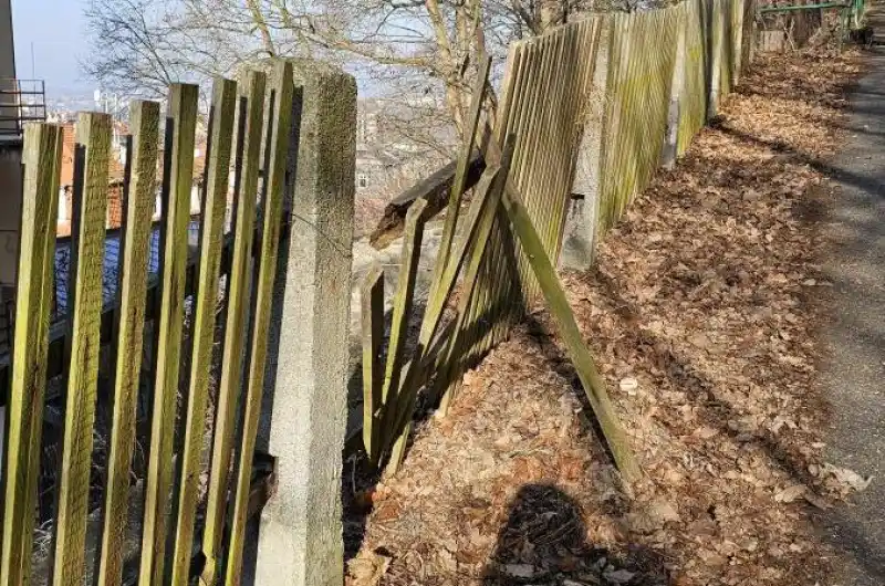 rozbitý plot