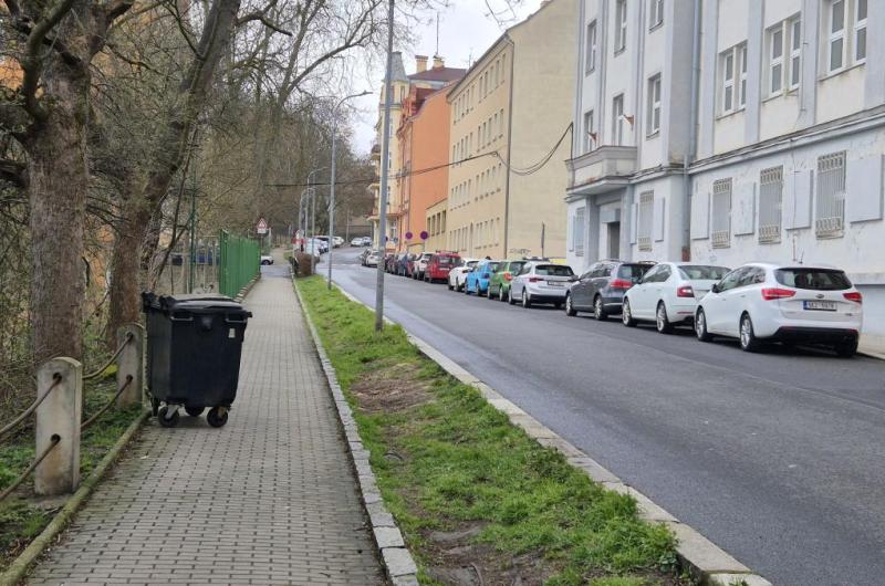 Popelnice zabírá veřejné prostranství - chodník