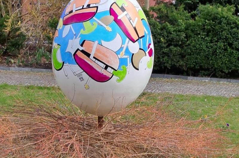 kýčovitá výzdoba u divadla