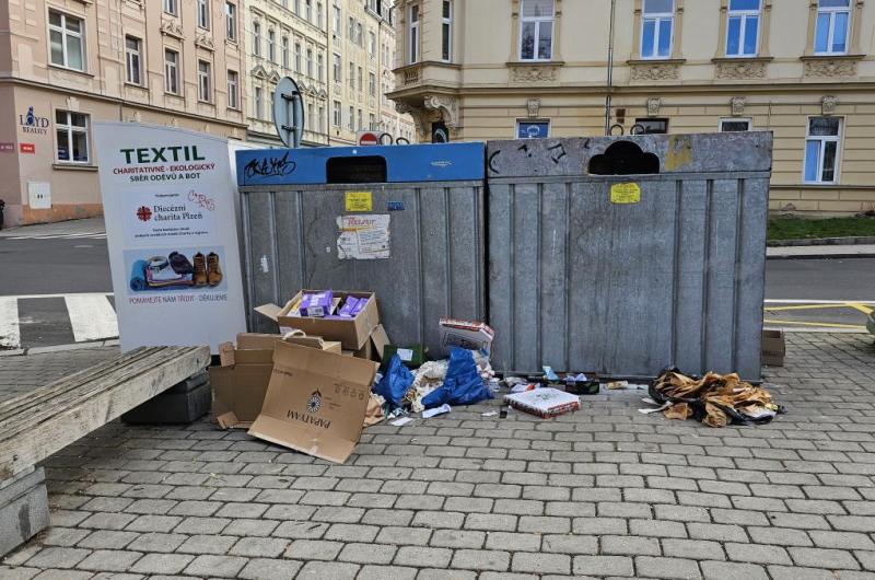 nepořádek u kontejnerů