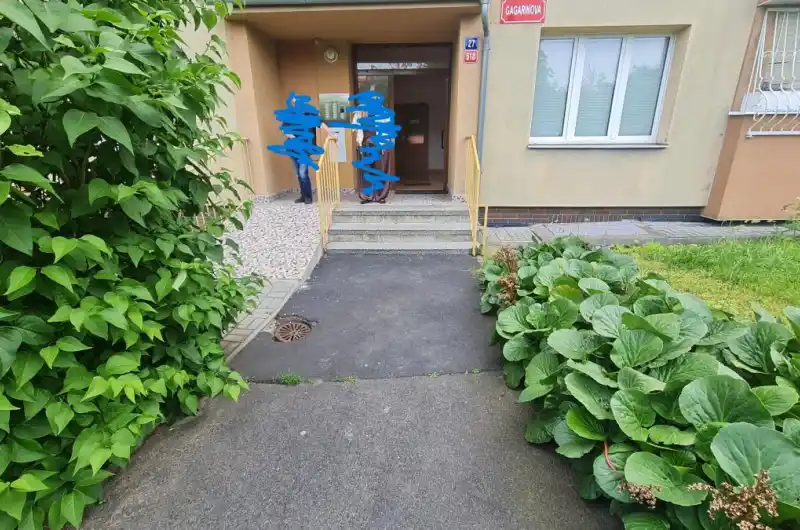 propadlý kanál na chodníčku před vjezdem na rampu