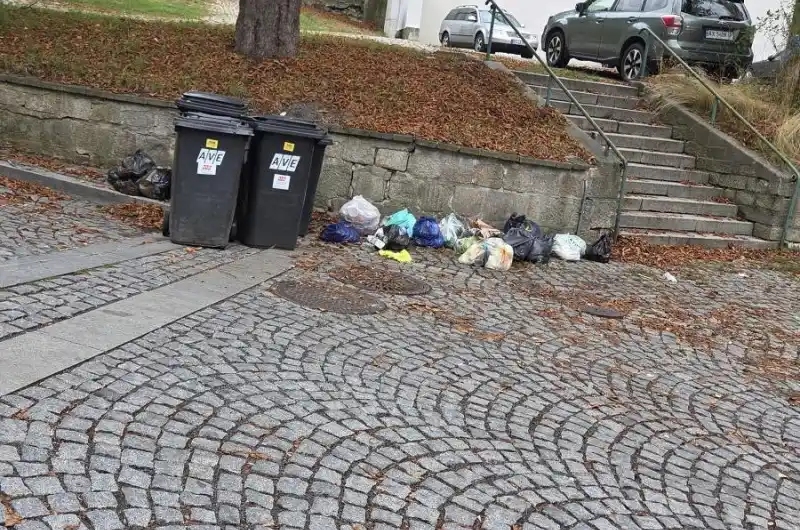 Foto po odvozu ,odpad tam nechali