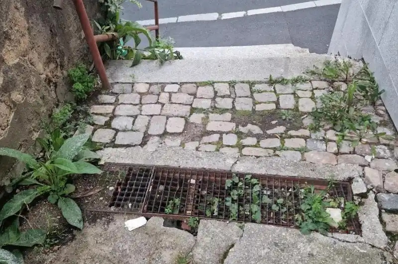 rozbitě schdy a zídka
