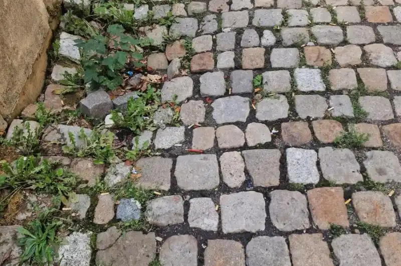 propadlá dlažba