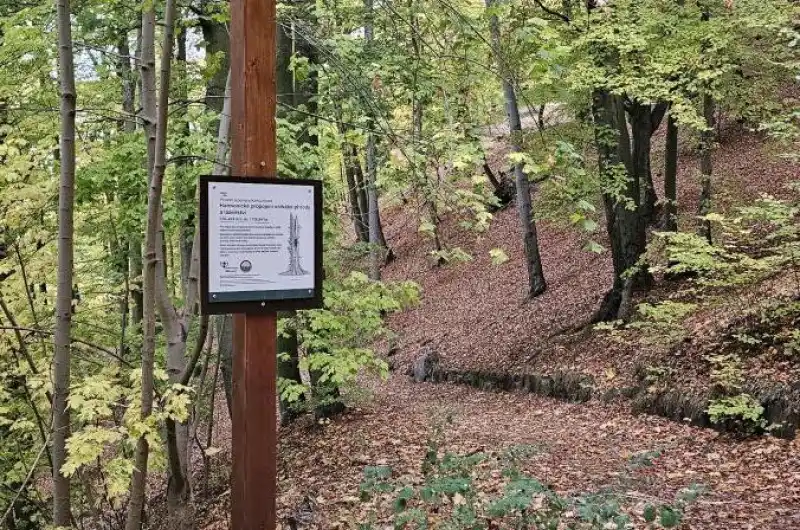 chybějici cedule na sloupku