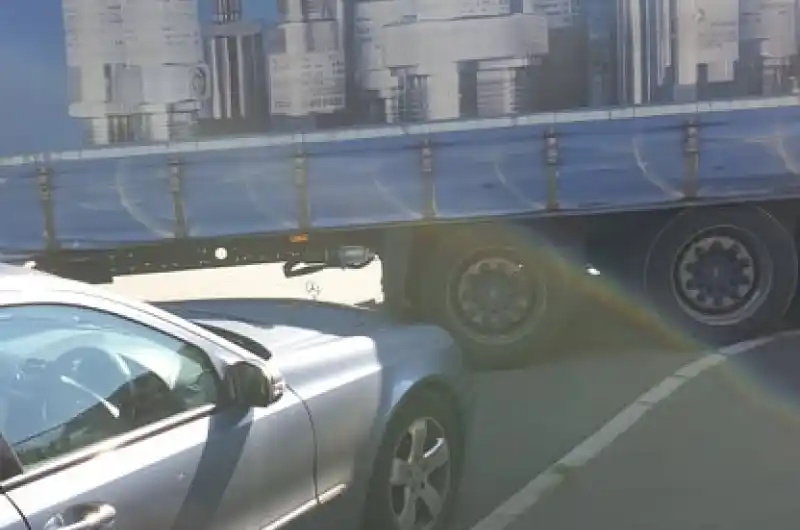 zablokované vozidlo z důvodu  překážky os. vozu v průjezdu