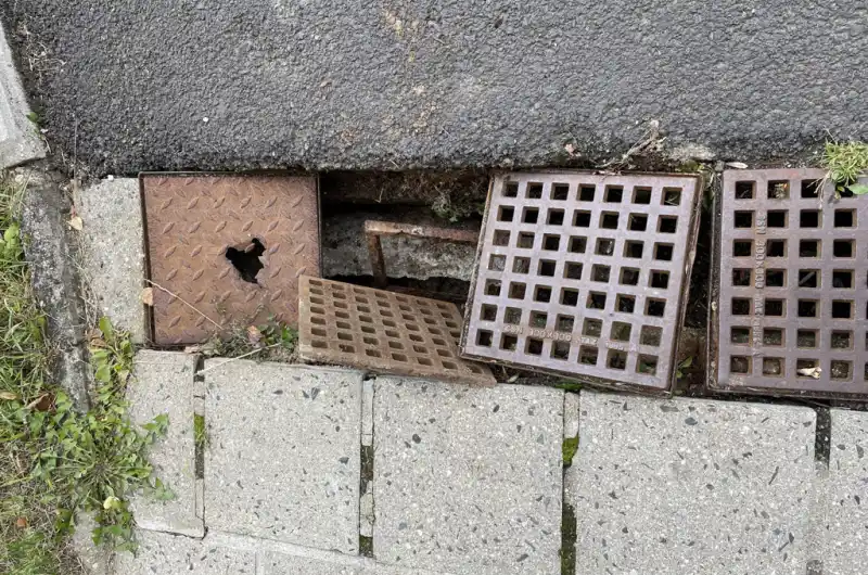 propadlý betonový žlábek