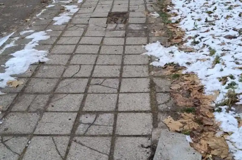 2. Katastrofalní stav chodníku v ulici Konečná