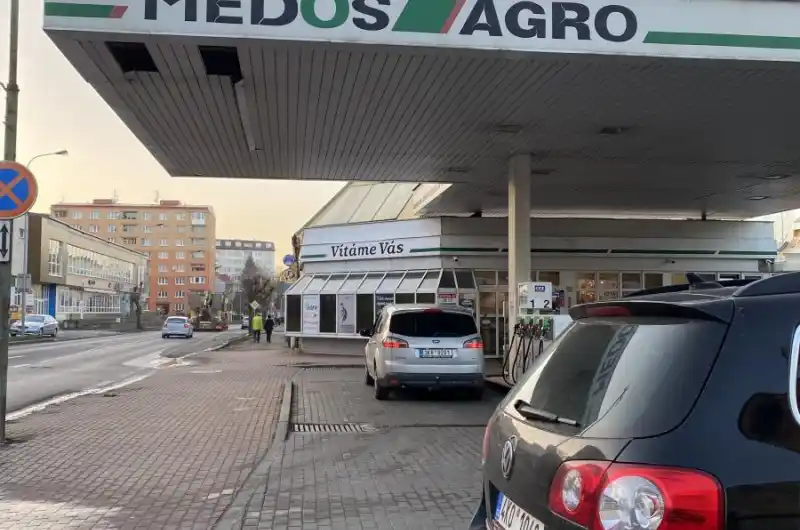 BENZINA Stará Role