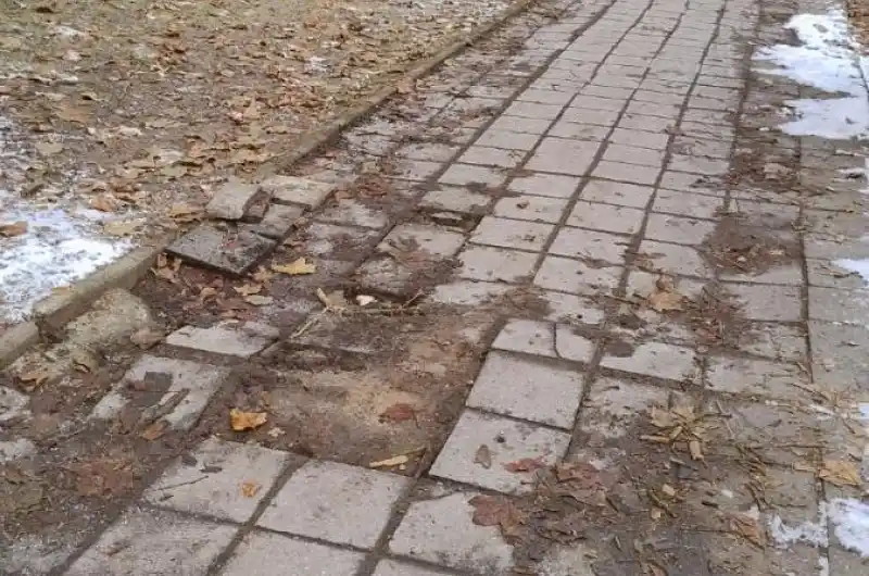 3. Katastrofalní stav chodníku v ulici Konečná 