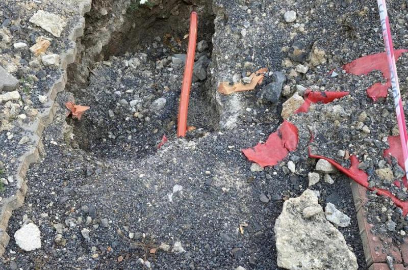 Levý chodník (myšleno z pohledu směrem do Prahy)