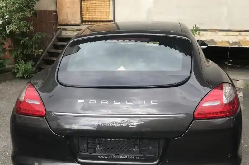 Auto bez značky